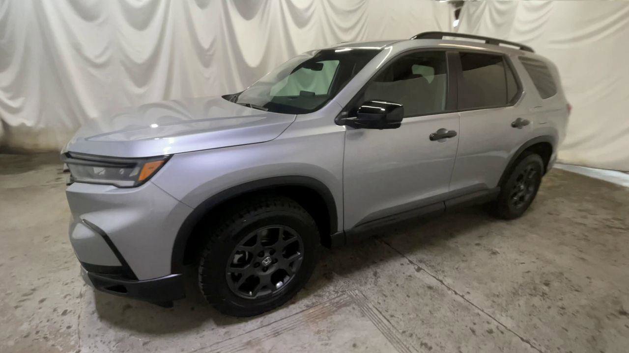 Certified 2025 Honda Pilot TrailSport image 4
