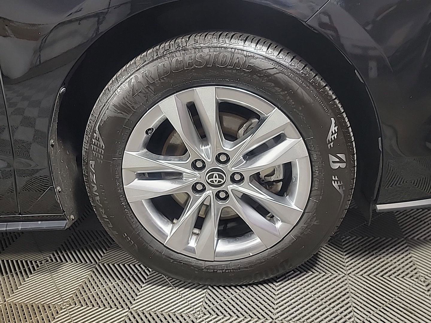 Used 2022 Toyota Sienna XLE w/ XLE Plus Package image 3