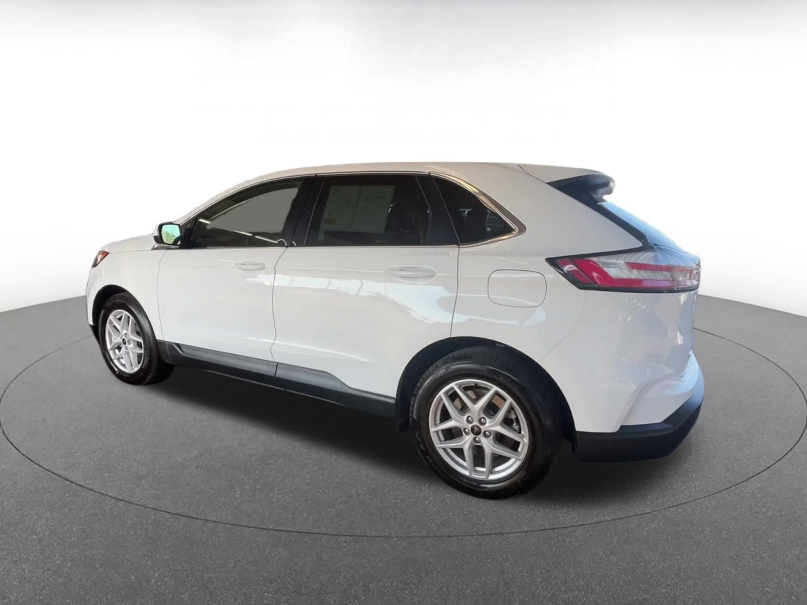 Used 2024 Ford Edge SEL image 9
