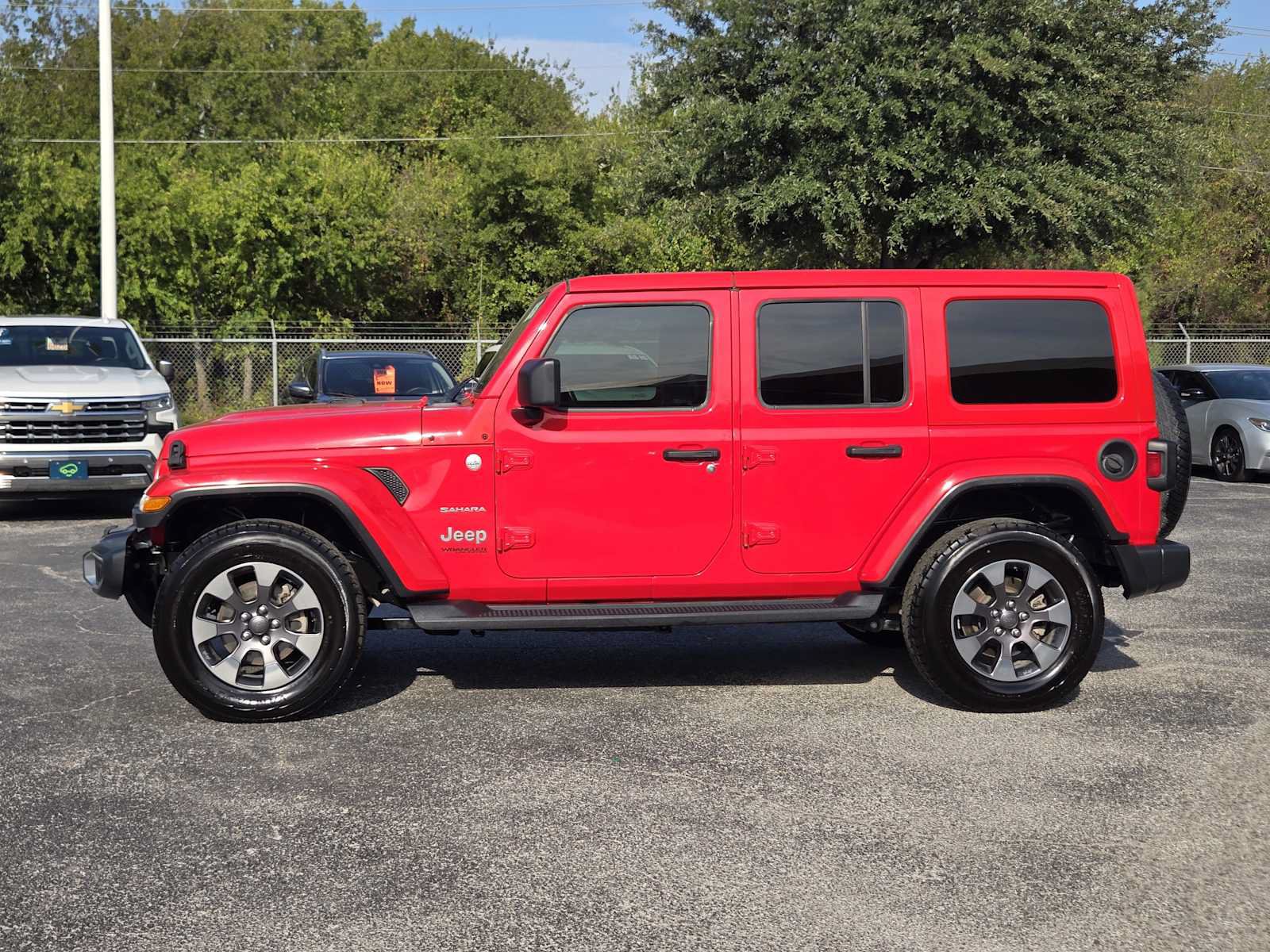 Used 2018 Jeep Wrangler Unlimited Sahara AWD/4WD image 4