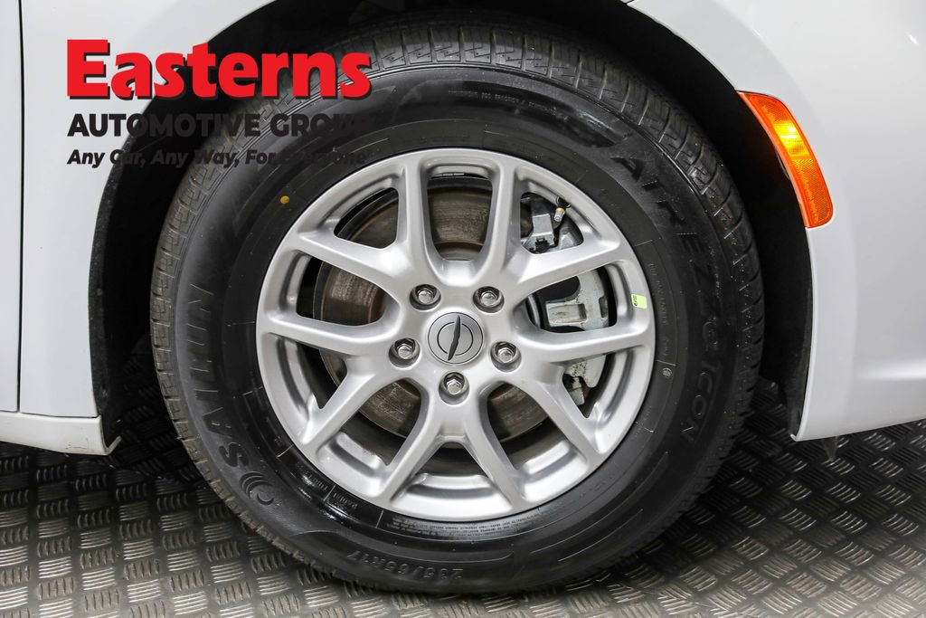 Used 2024 Chrysler Pacifica Touring-L image 29