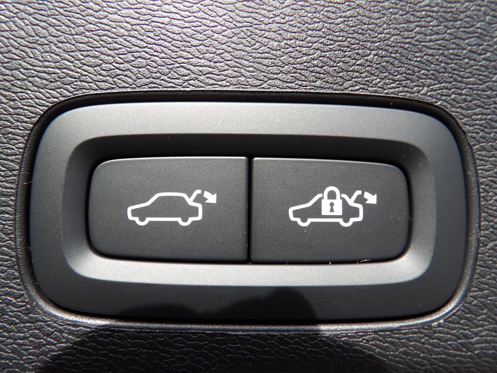 New 2026 Volvo XC60 B5 Plus w/ Protection Package Premier AWD/4WD image 28