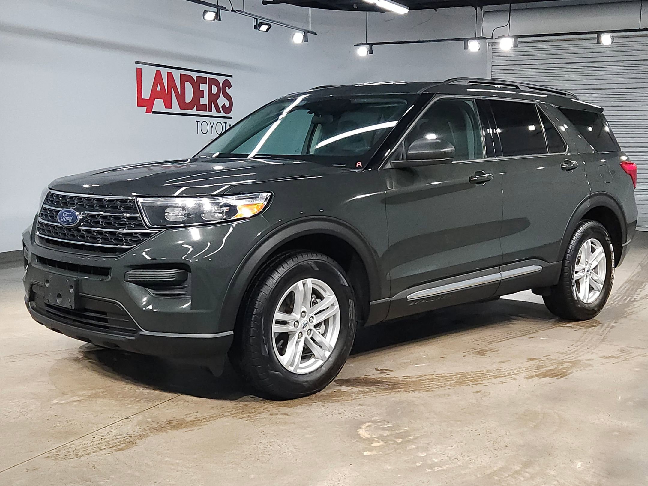 Used 2023 Ford Explorer XLT image 3