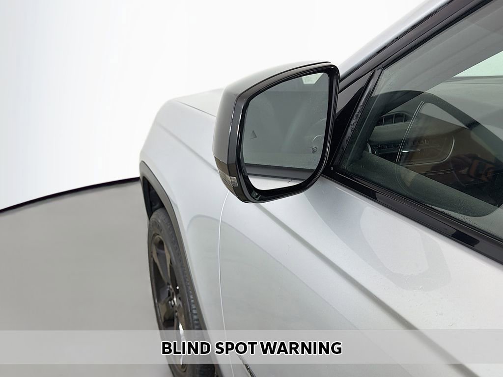 Used 2023 Jeep Grand Cherokee L Laredo image 4