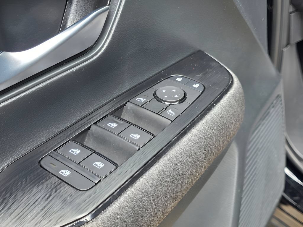 Used 2025 Nissan Kicks SV FWD image 13