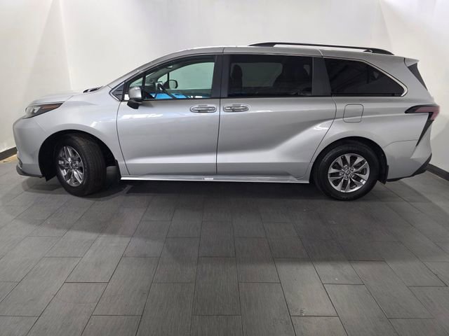 Used 2025 Toyota Sienna XLE w/ XLE Plus Package AWD/4WD image 2