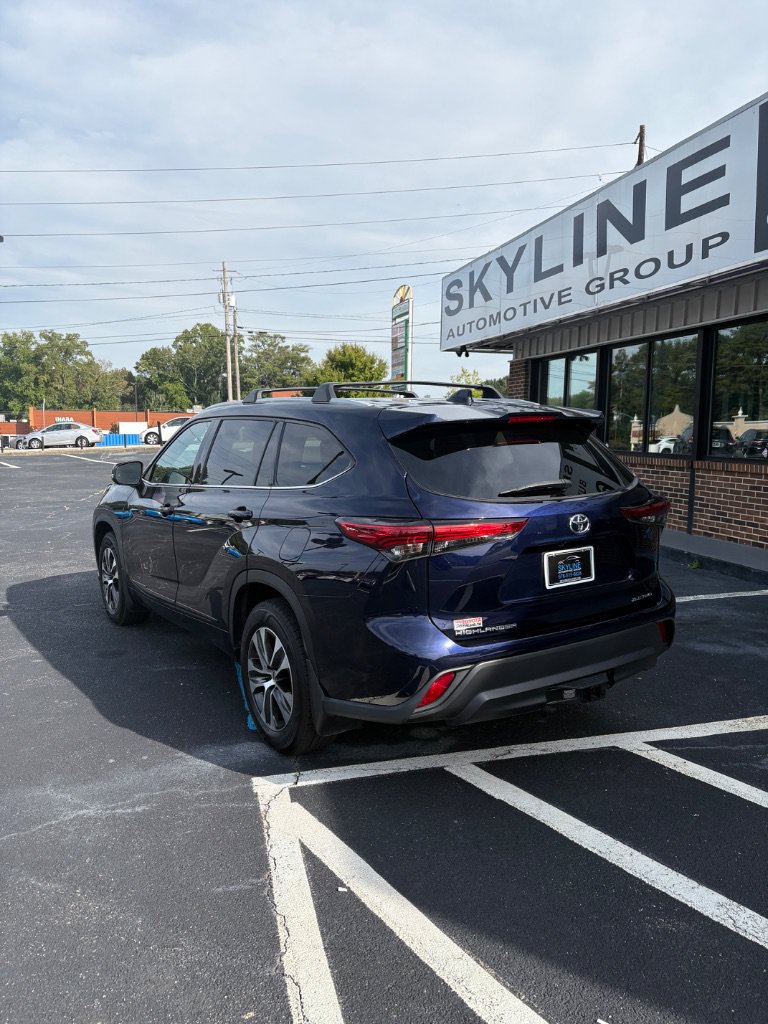 Used 2022 Toyota Highlander XLE AWD/4WD image 4
