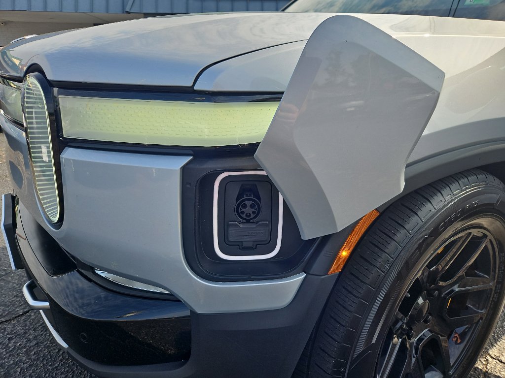 Used 2023 Rivian R1T Adventure image 5