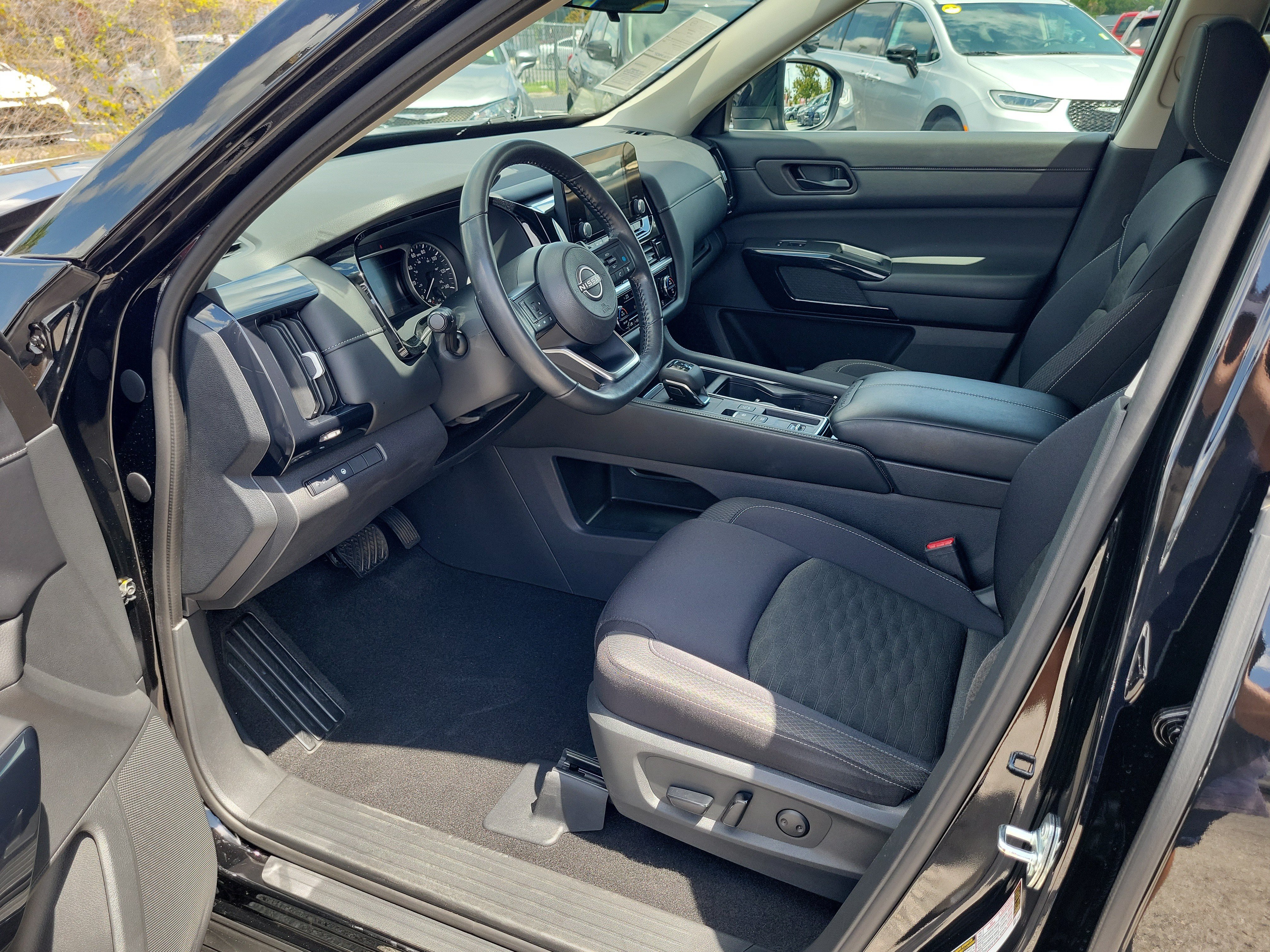 Certified 2024 Nissan Pathfinder SV w/ Black Appearance Package FWD image 11