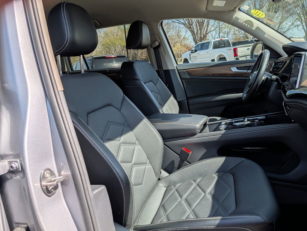 Used 2025 Volkswagen Atlas SE AWD/4WD image 17