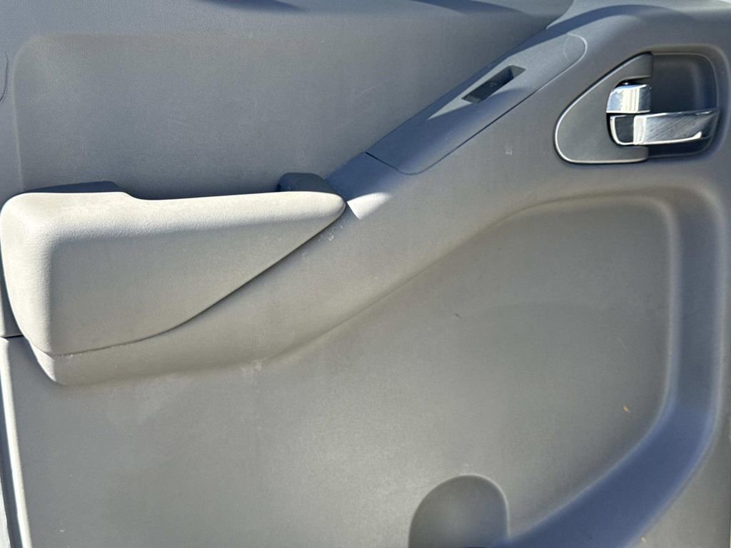 Used 2021 Nissan Frontier SV image 12