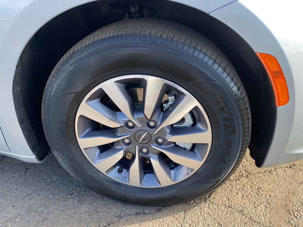 Used 2024 Chrysler Pacifica Select image 30