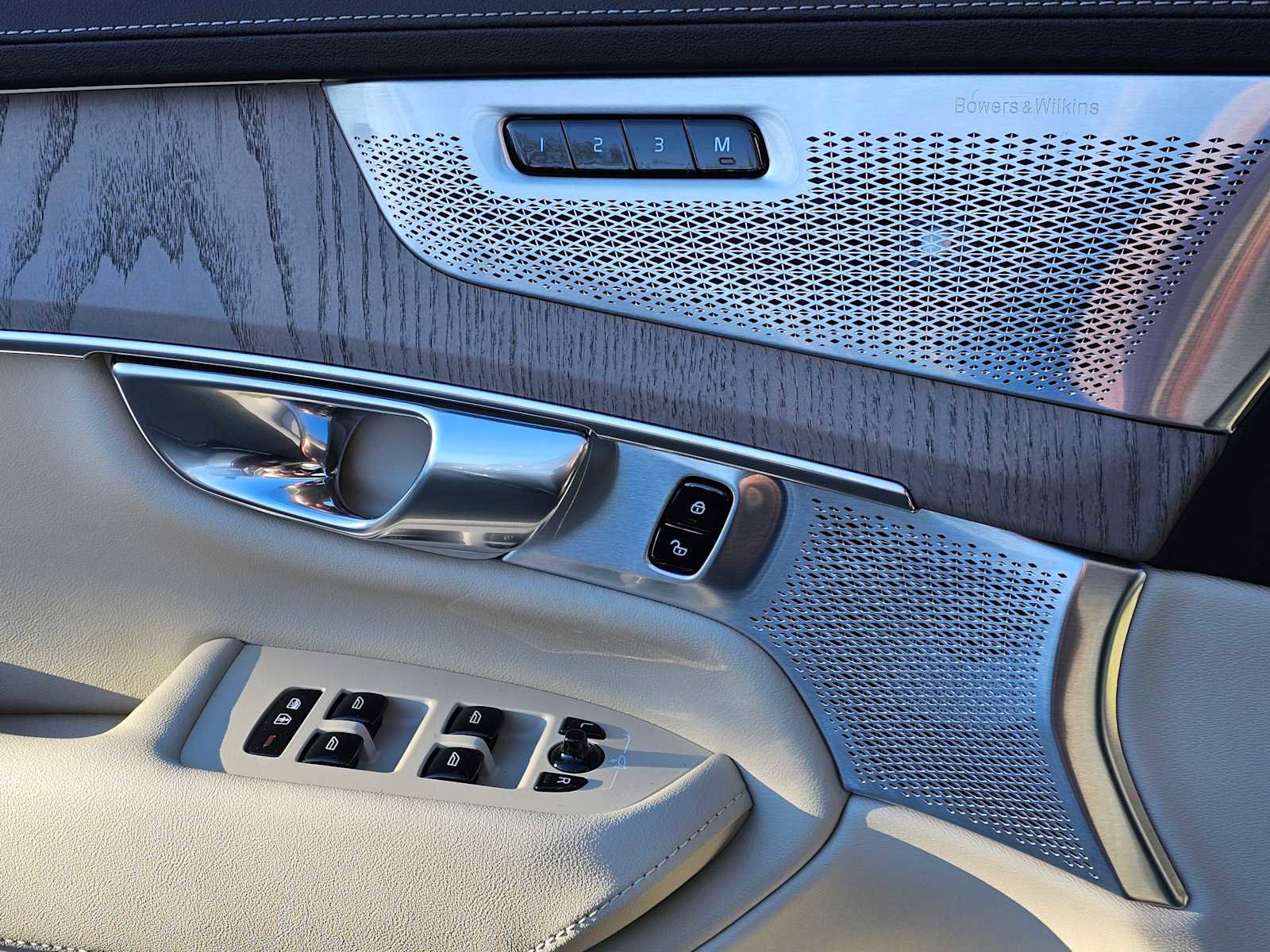 New 2025 Volvo XC90 B6 Ultra image 40