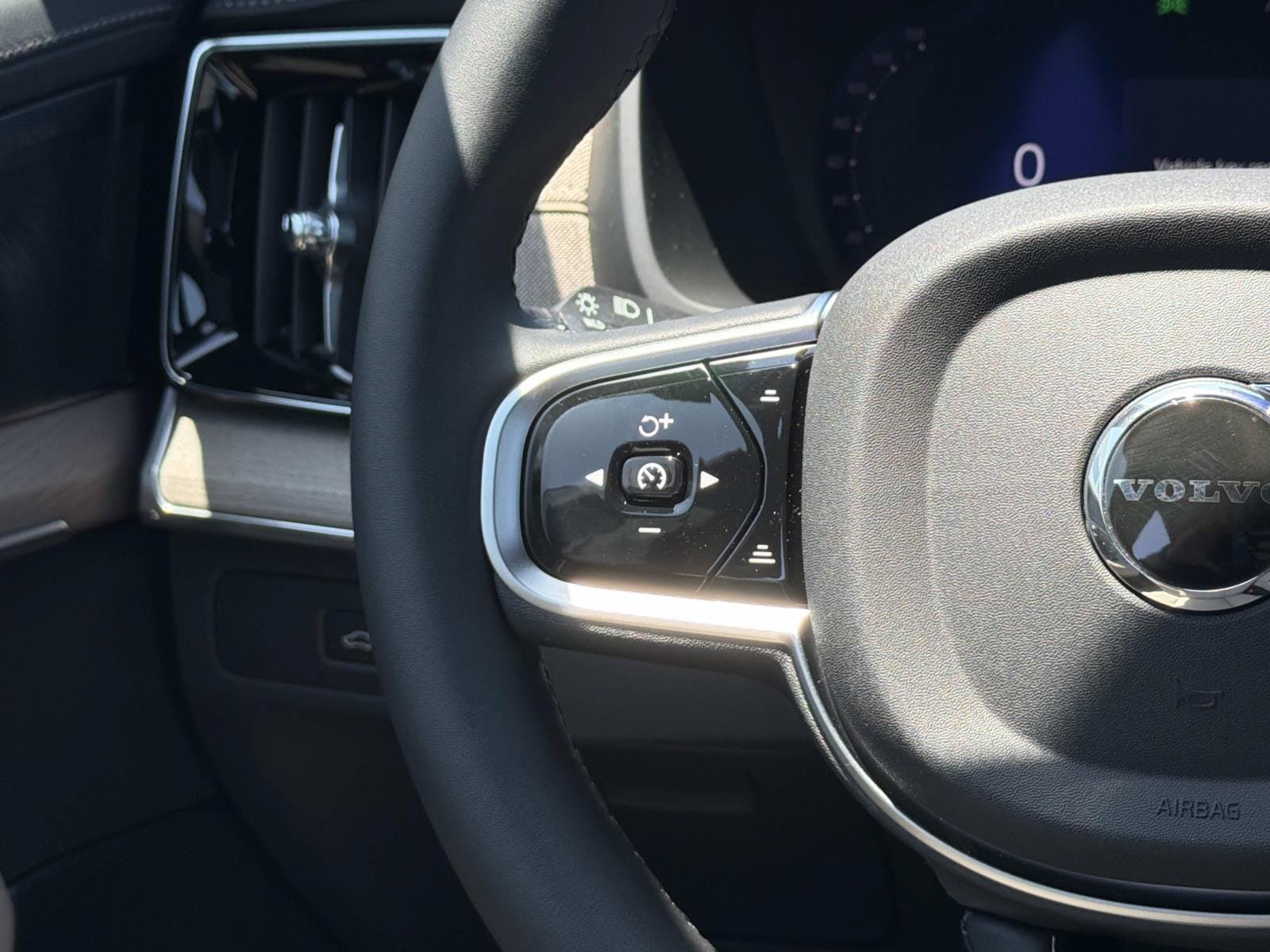 New 2026 Volvo XC90 T8 Plus w/ Protection Package Premier AWD/4WD image 8