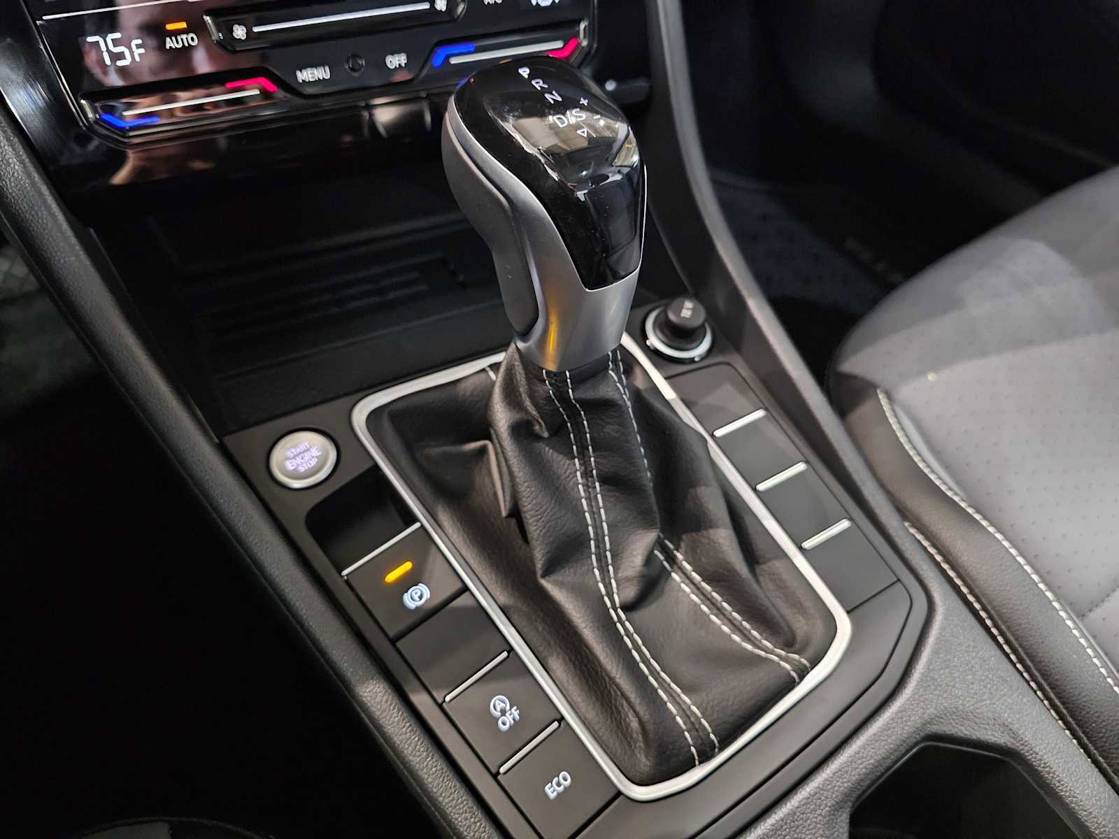 Certified 2025 Volkswagen Jetta SE FWD image 31