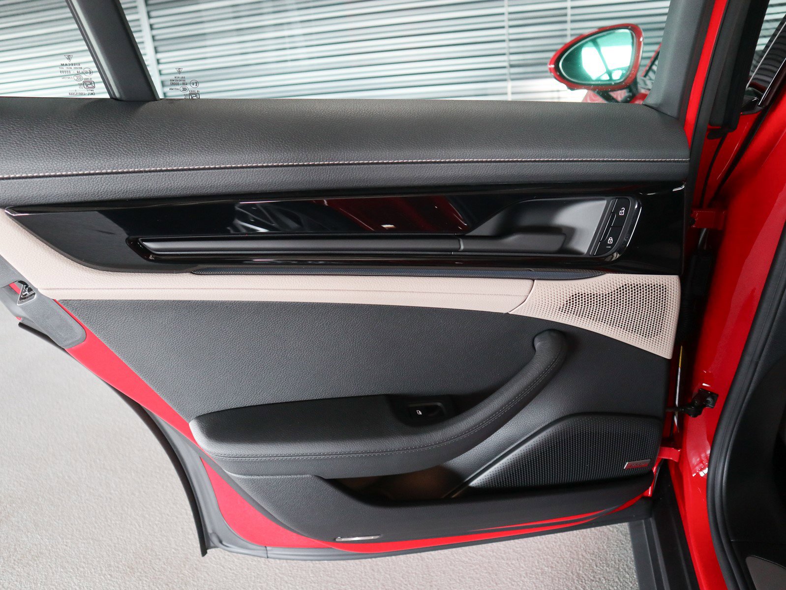 Used 2025 Porsche Panamera 4 image 25