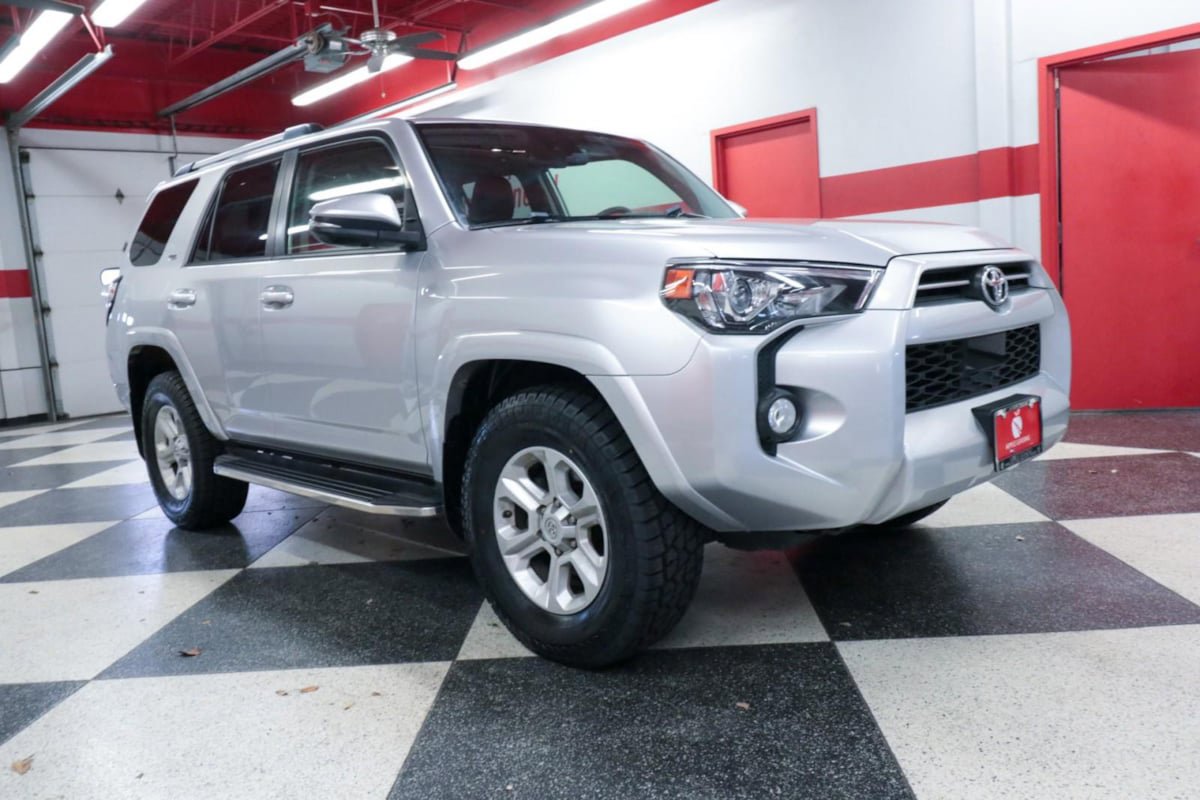 Used 2020 Toyota 4Runner SR5 Premium w/ Moonroof Package RWD image 2