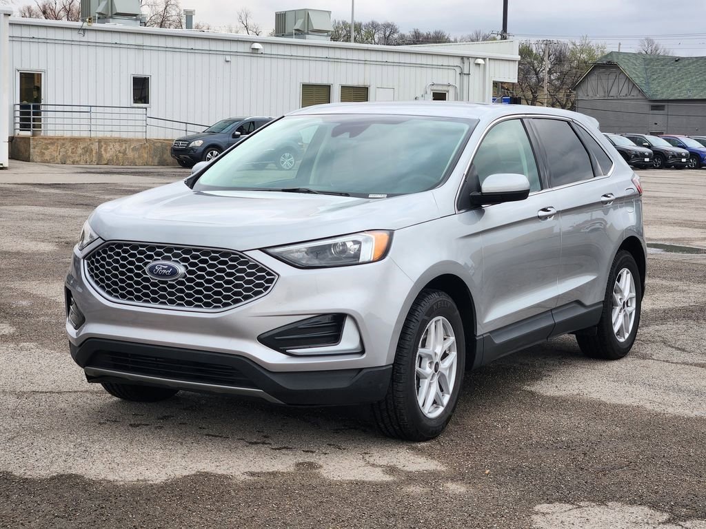 Used 2024 Ford Edge SEL image 3