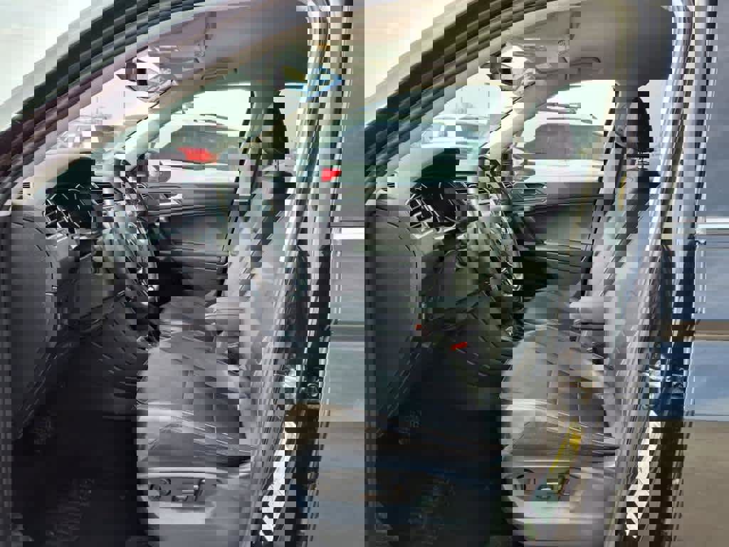 Used 2021 Volkswagen Tiguan SE image 14