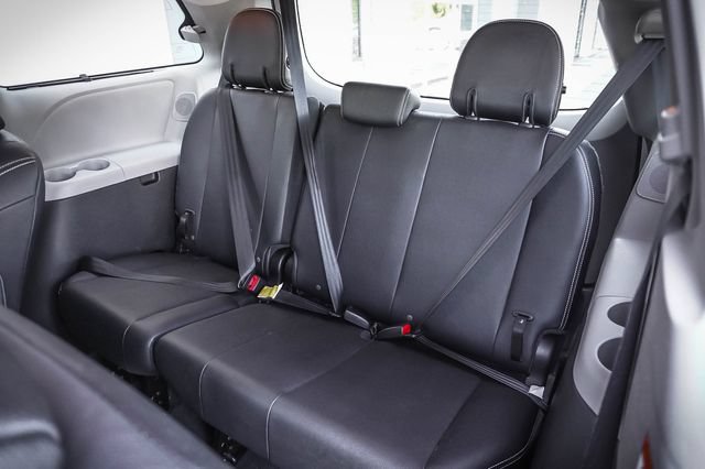 Used 2020 Toyota Sienna SE Premium FWD image 21
