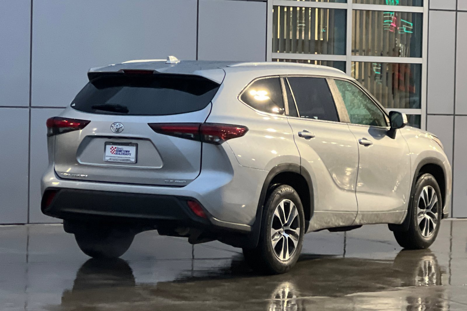 Used 2024 Toyota Highlander XLE image 4