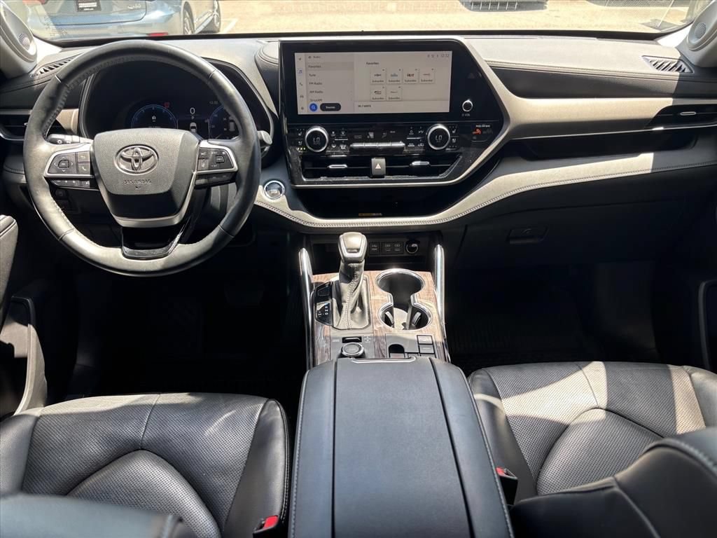 Used 2023 Toyota Highlander Limited AWD/4WD image 4