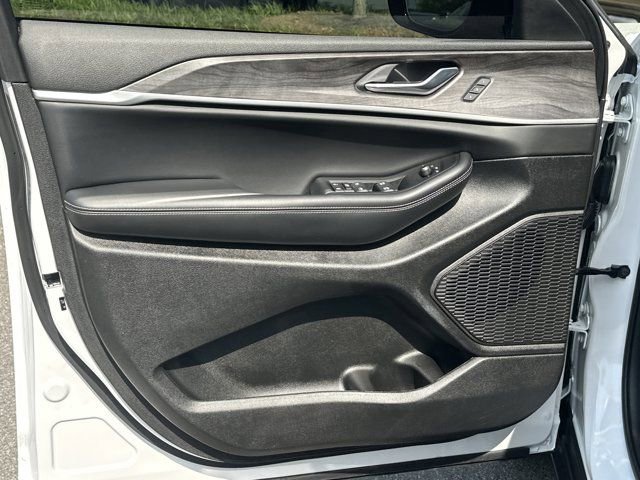 Certified 2025 Jeep Grand Cherokee Limited w/ Luxury Tech Group II image 13