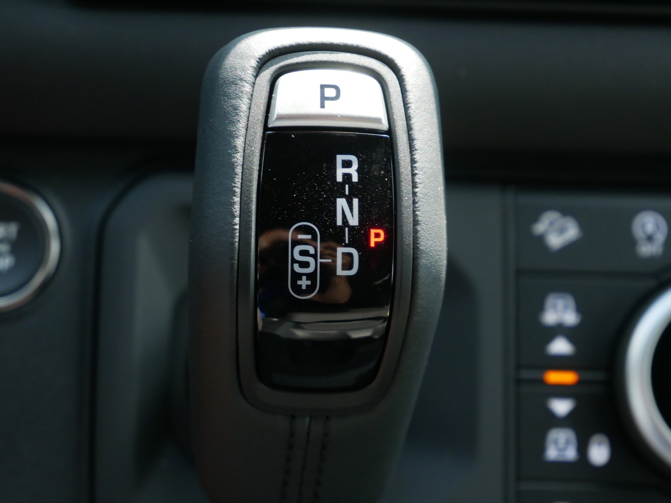 New 2025 Land Rover Defender 90 X-Dynamic SE image 8