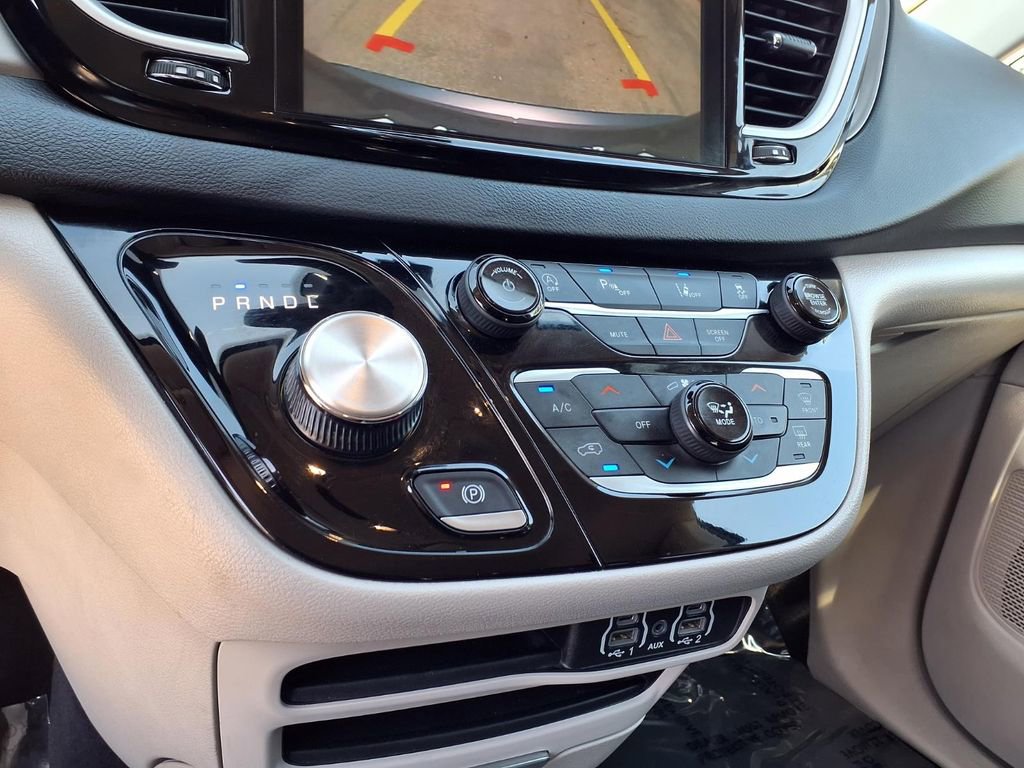 Used 2023 Chrysler Pacifica Touring-L image 20