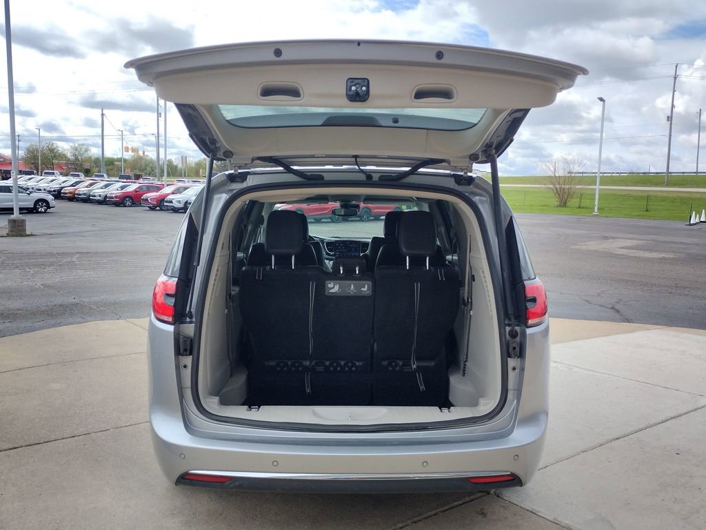 Used 2021 Chrysler Pacifica Touring-L FWD image 20