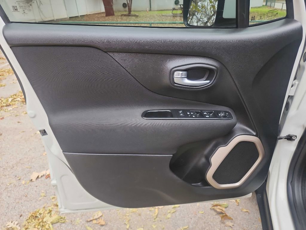 Used 2017 Jeep Renegade Latitude image 16