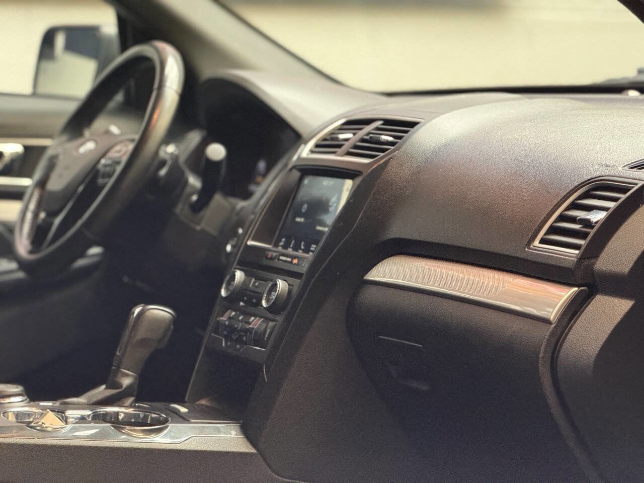 Used 2017 Ford Explorer XLT w/ Equipment Group 201A image 2