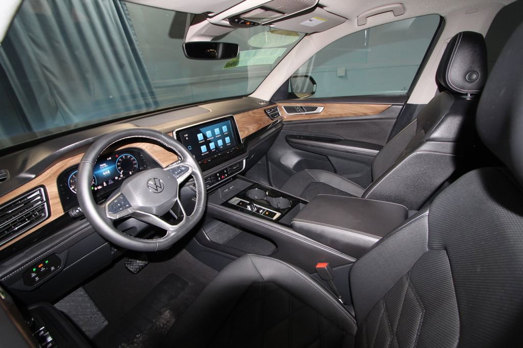 Used 2025 Volkswagen Atlas SE image 2
