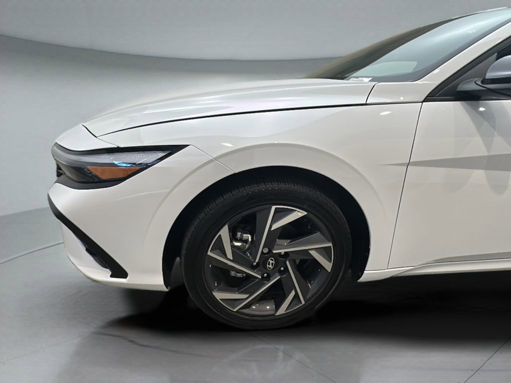 Certified 2025 Hyundai Elantra SEL image 3