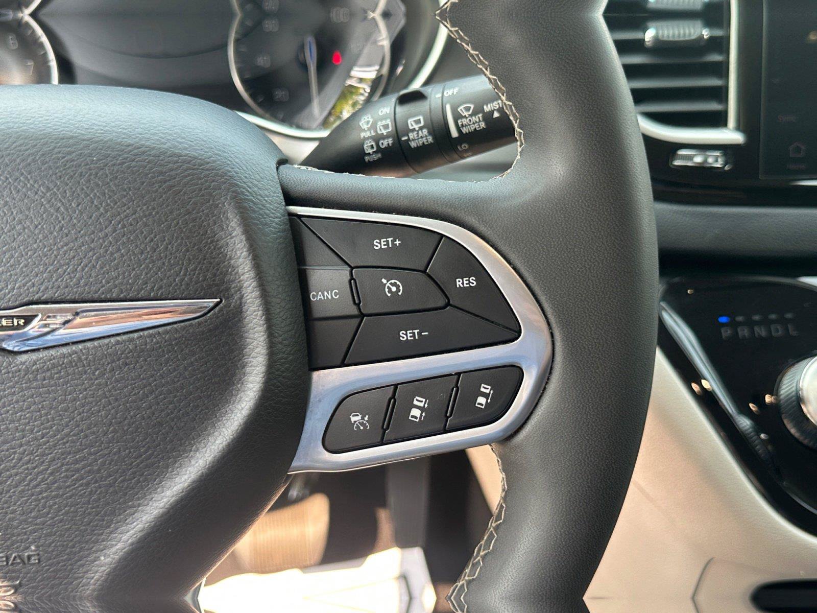 Used 2023 Chrysler Pacifica Touring-L FWD image 19