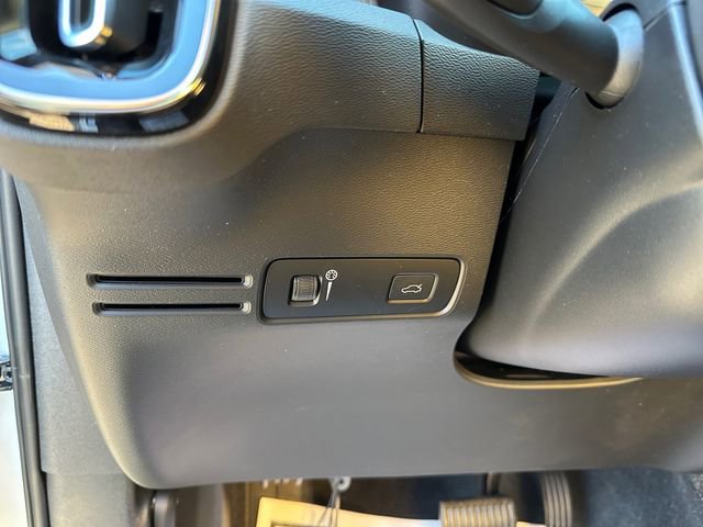 Used 2022 Volvo XC40 T5 Inscription w/ Climate Package image 21