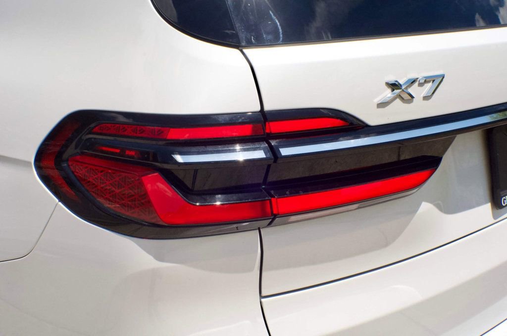 Used 2024 BMW X7 xDrive40i w/ M Sport Package AWD/4WD image 18