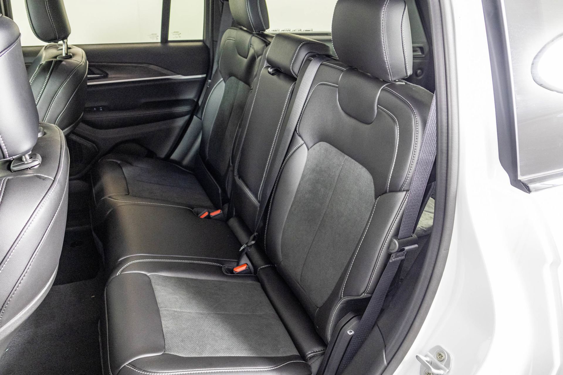New 2026 Jeep Grand Cherokee Altitude AWD/4WD image 36