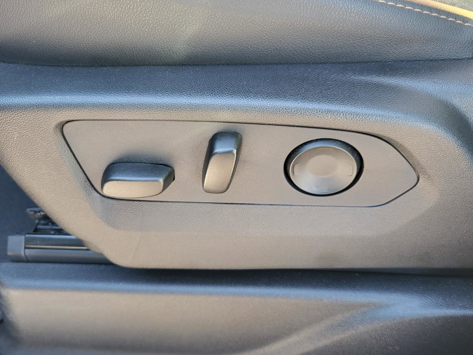 Used 2024 GMC Yukon AT4 w/ Technology Package image 19