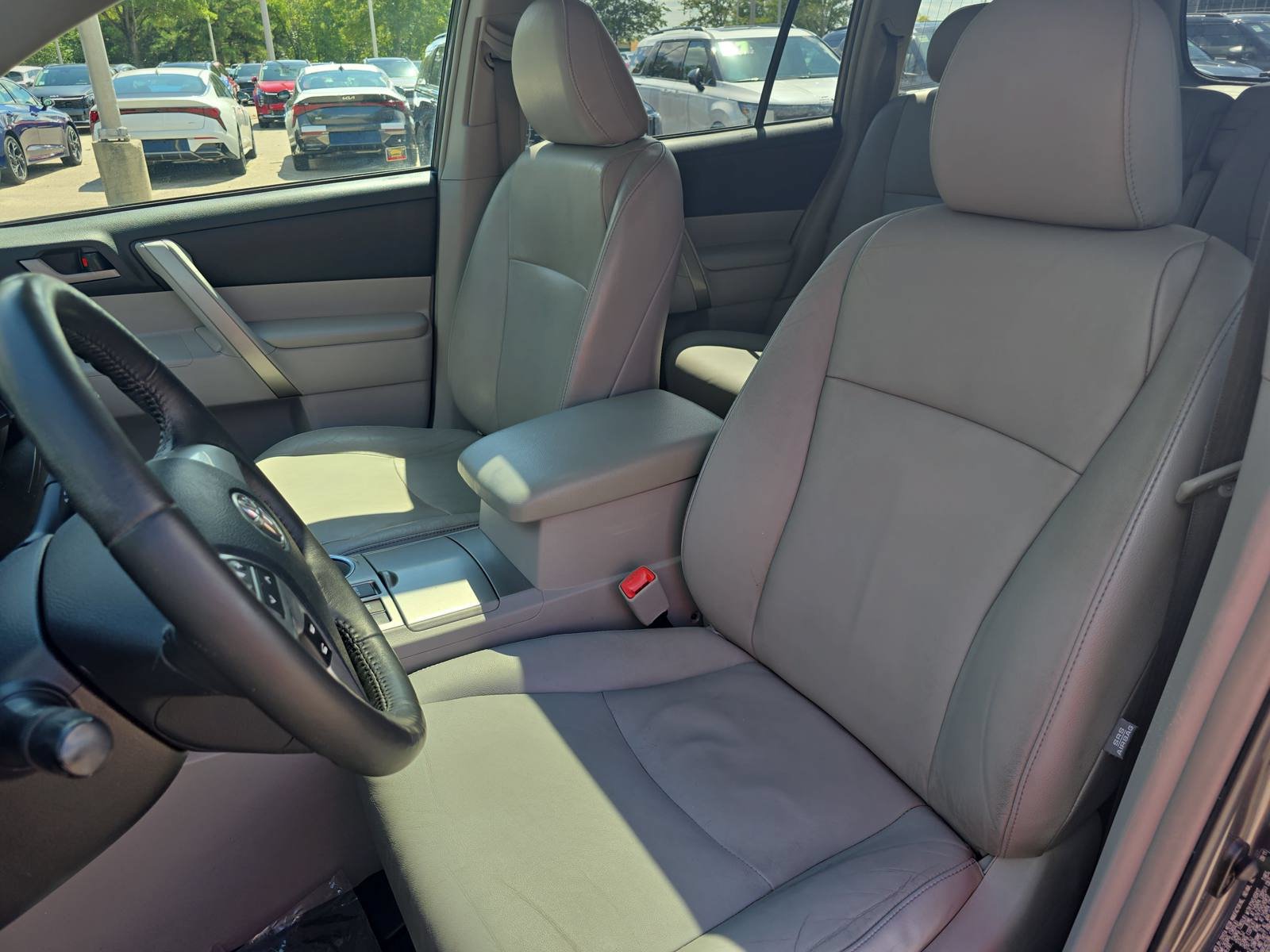 Used 2012 Toyota Highlander SE w/ Tow Pkg FWD image 14