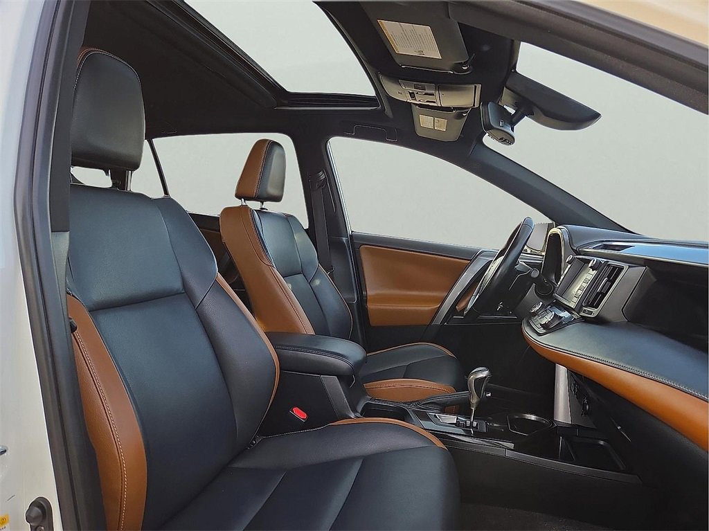 Used 2018 Toyota RAV4 SE image 10