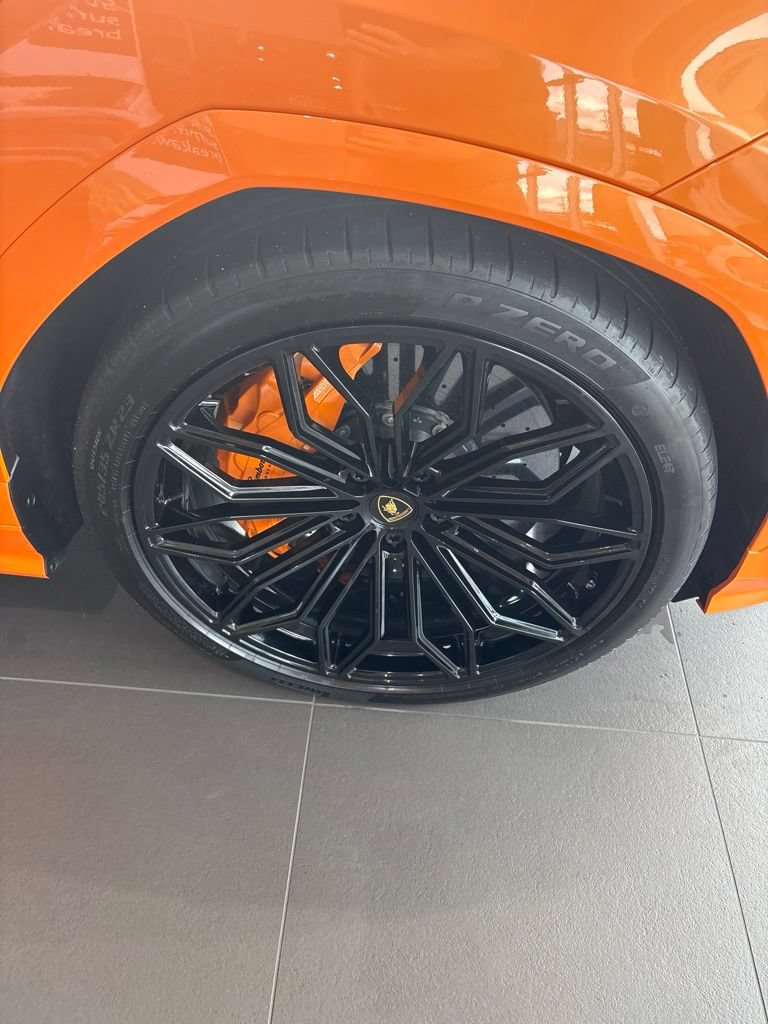 Used 2025 Lamborghini Urus SE AWD/4WD image 3