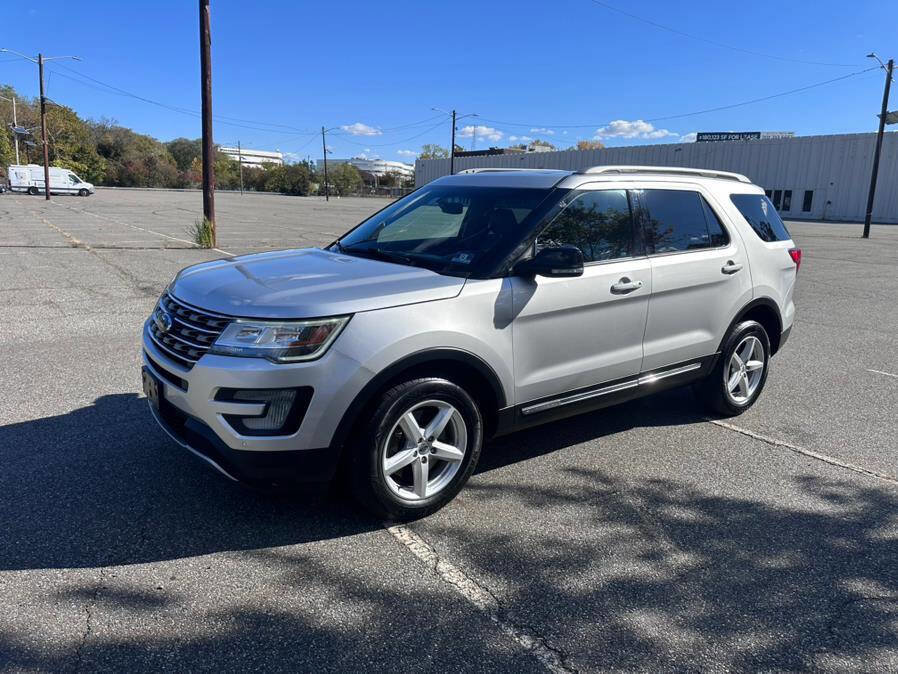 Used 2016 Ford Explorer XLT w/ Equipment Group 202A image 4