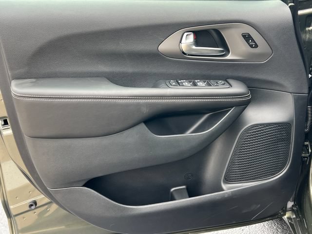 New 2027 Chrysler Pacifica Select AWD/4WD image 14