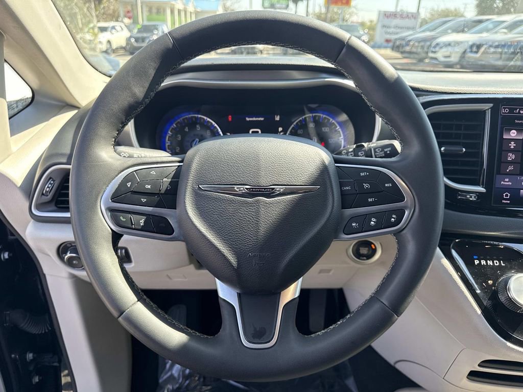 Used 2023 Chrysler Pacifica Touring-L FWD image 27