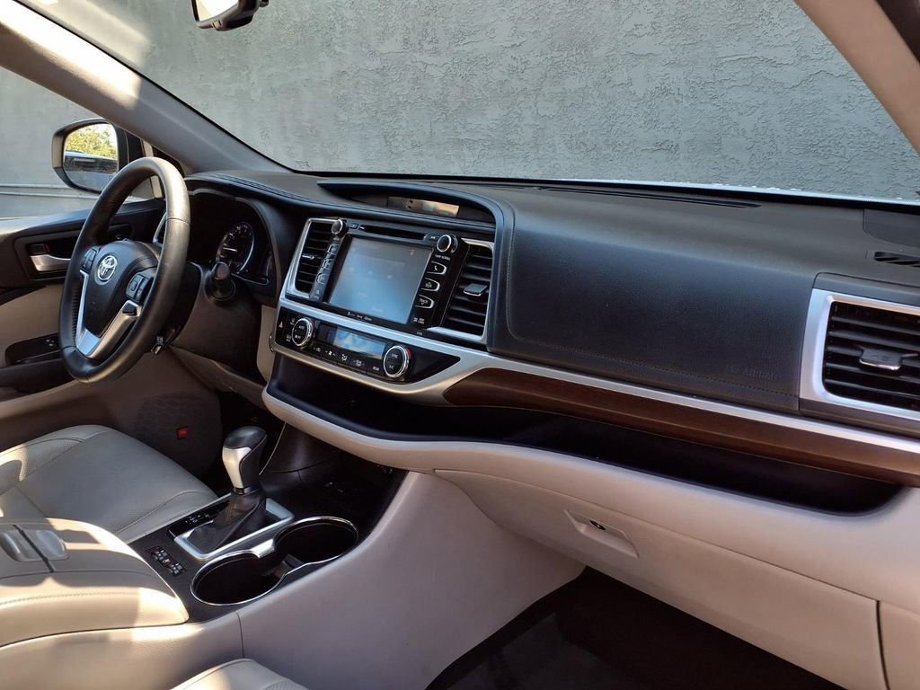 Used 2016 Toyota Highlander Limited w/ Driver Technology Package FWD image 25
