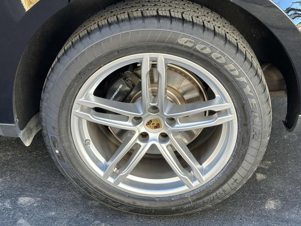 Certified 2025 Porsche Macan AWD/4WD image 7