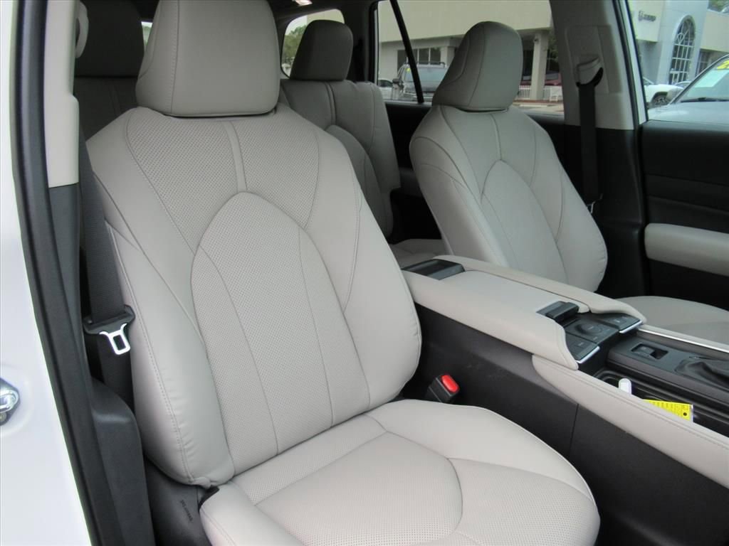 Used 2025 Toyota Grand Highlander Limited image 9