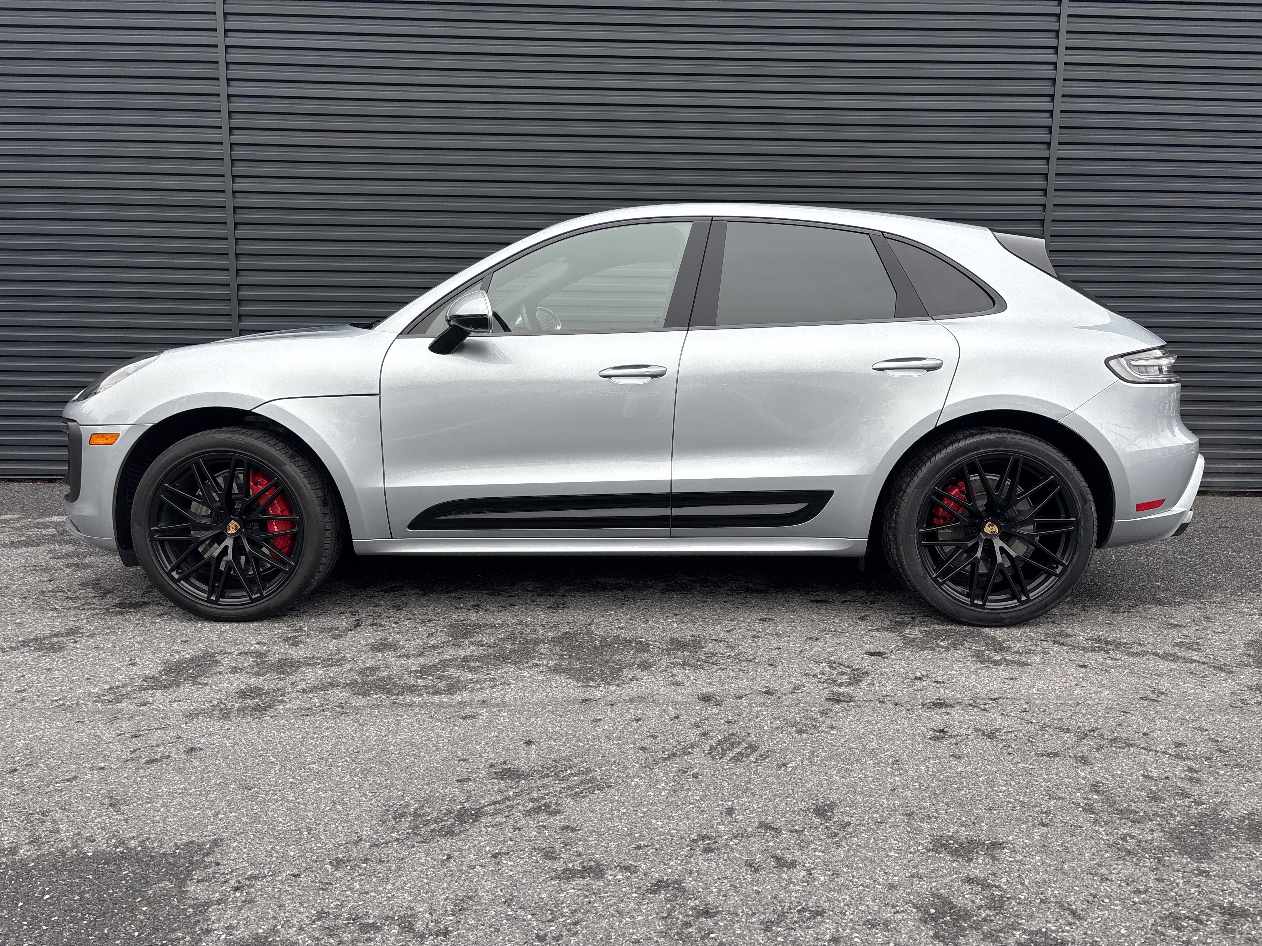 Certified 2025 Porsche Macan GTS AWD/4WD image 2