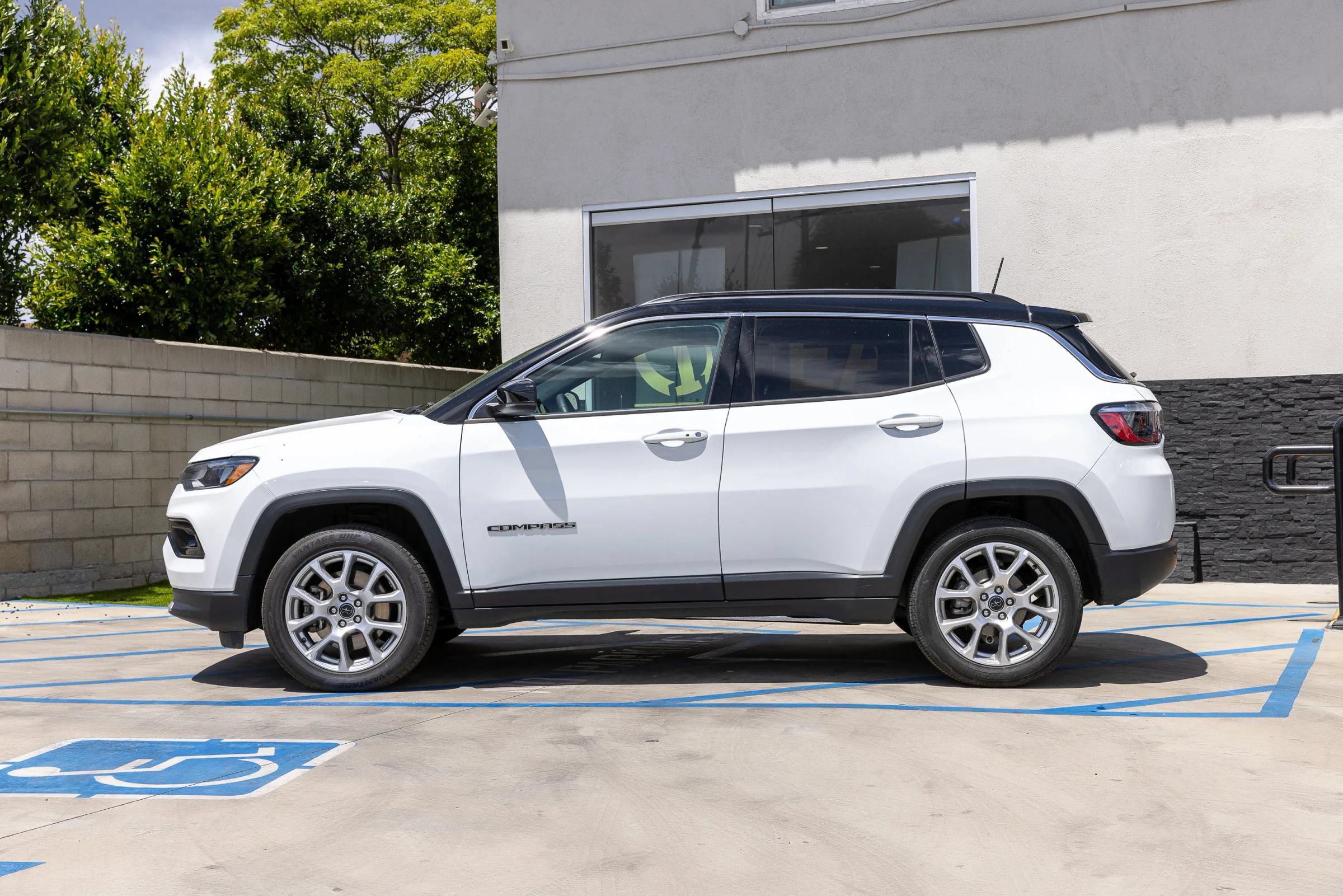 Used 2025 Jeep Compass Limited AWD/4WD image 9
